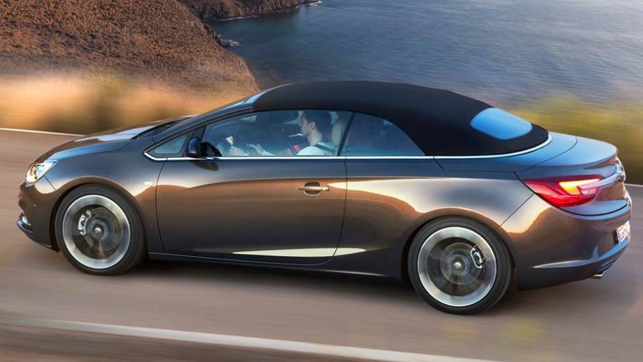 A capota de tecido pode ser recolhida automaticamente em 17 segundos | <a href="https://beta-develop.quatrorodas.abril.com.br/saloes/genebra/2013/opel-cascada-735367.shtml" rel="migration">Leia mais</a>