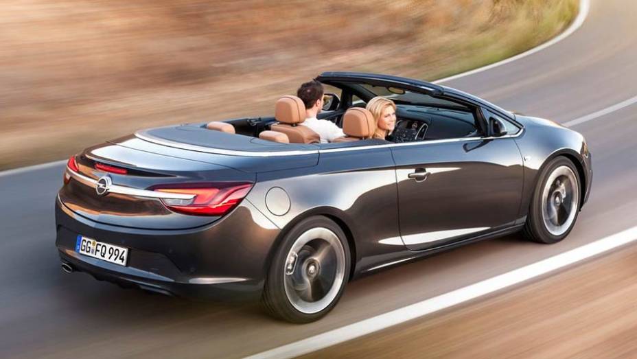 A Opel garante ter minimizado a turbulência no interior, típica dos carros sem capota | <a href="https://beta-develop.quatrorodas.abril.com.br/saloes/genebra/2013/opel-cascada-735367.shtml" rel="migration">Leia mais</a>