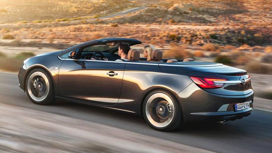 Baseado no Astra europeu, o Cascada tem design esportivo | <a href="https://beta-develop.quatrorodas.abril.com.br/saloes/genebra/2013/opel-cascada-735367.shtml" rel="migration">Leia mais</a>