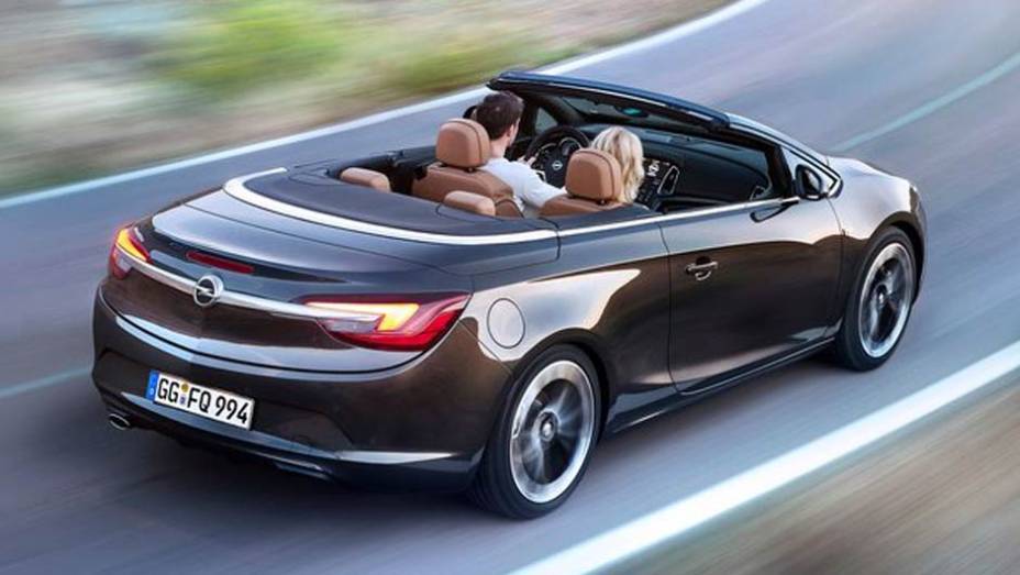 A traseira com um filete cromado ligando as lanternas chama aten&ccedil;&atilde;o | <a href="https://beta-develop.quatrorodas.abril.com.br/saloes/genebra/2013/opel-cascada-735367.shtml" rel="migration">Leia mais</a>
