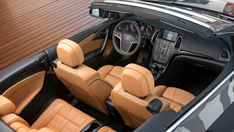 O interior pode ser personalizado com diversas opções de cores e tipos de acabamento | <a href="https://beta-develop.quatrorodas.abril.com.br/saloes/genebra/2013/opel-cascada-735367.shtml" rel="migration">Leia mais</a>