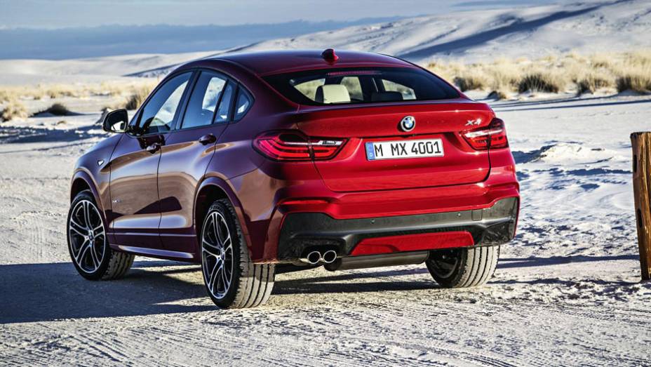 Atrás, as lanternas remetem a outro modelo da marca, o Série 4 Coupé | <a href="https://beta-develop.quatrorodas.abril.com.br/carros/lancamentos/bmw-x4-775640.shtml" rel="migration">Leia mais</a>