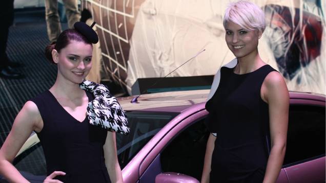 Veja as belas Garotas do <a href="https://beta-develop.quatrorodas.abril.com.br/noticias/saloes/genebra-2014/" rel="migration">Sal&atilde;o de Genebra 2014</a>