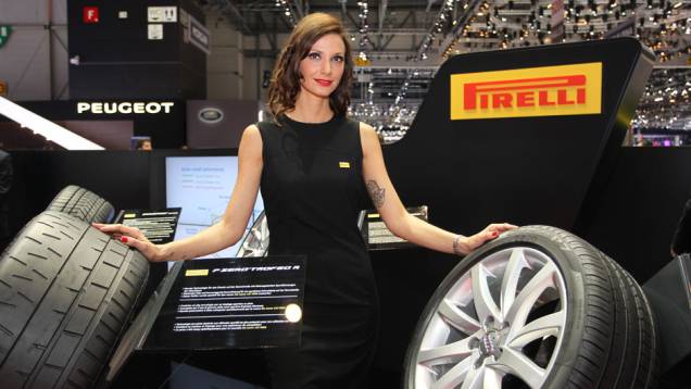 Veja as belas Garotas do <a href="https://beta-develop.quatrorodas.abril.com.br/noticias/saloes/genebra-2014/" rel="migration">Sal&atilde;o de Genebra 2014</a>