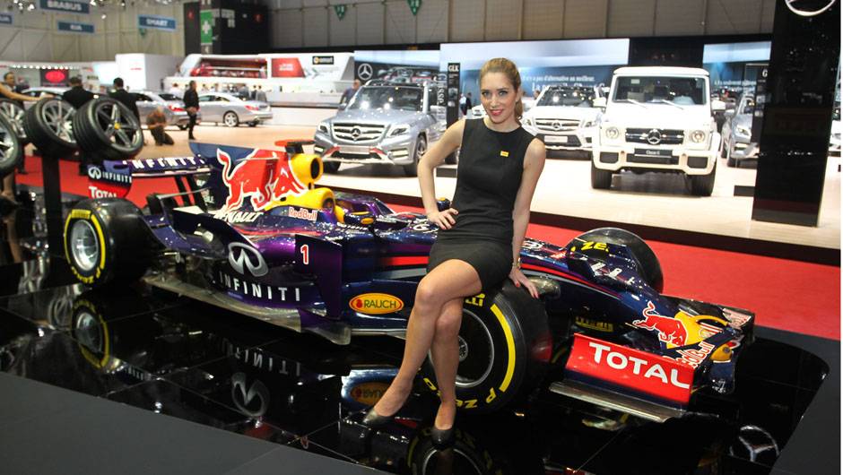 Veja as belas Garotas do <a href="https://beta-develop.quatrorodas.abril.com.br/noticias/saloes/genebra-2014/" rel="migration">Sal&atilde;o de Genebra 2014</a>