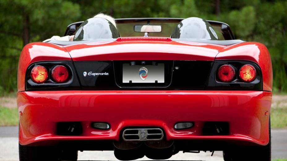 Esperante Spyder ter&aacute; vers&atilde;o b&aacute;sica e GT | <a href="https://beta-develop.quatrorodas.abril.com.br/noticias/mercado/panoz-revela-esportivo-esperante-spyder-2015-810661.shtml" target="_blank" rel="migration">Leia mais</a>