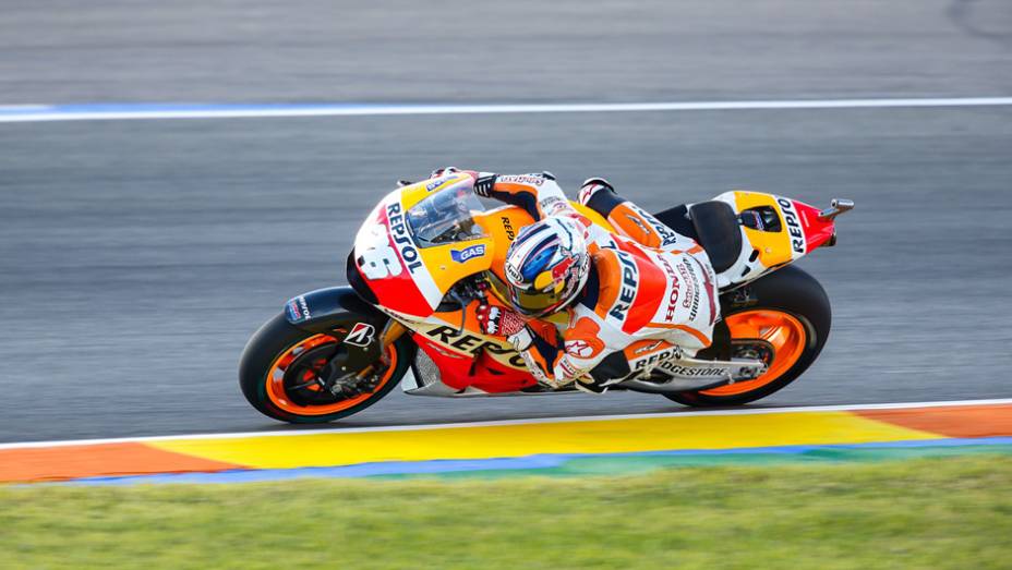 Pedrosa ainda luta pelo vice campeonato e sai em terceiro. | <a href="https://beta-develop.quatrorodas.abril.com.br/moto/noticias/motogp-rossi-pole-ultima-corrida-ano-810756.shtml" rel="migration">Leia mais</a>