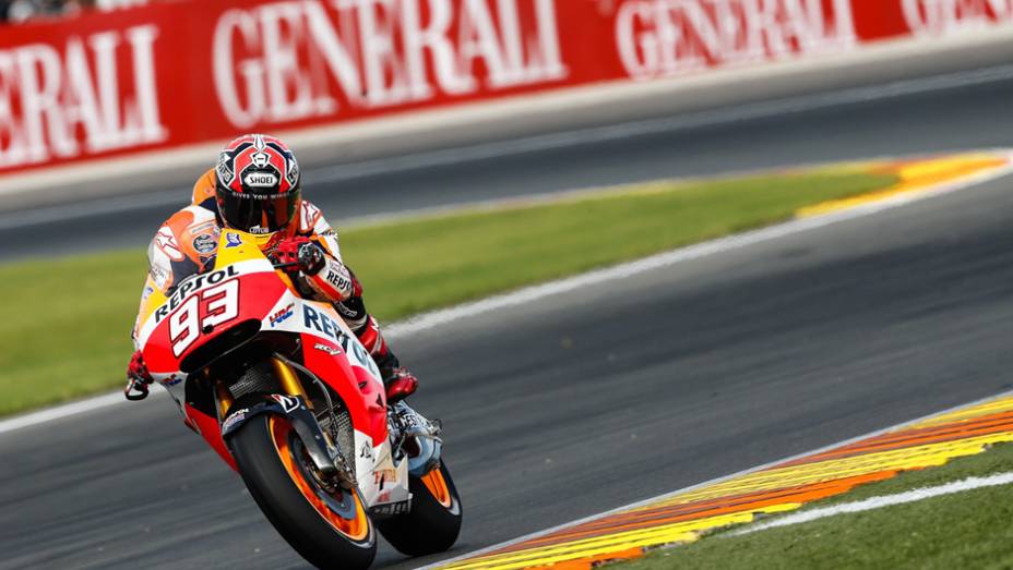 O bicampeão da categoria sofreu uma queda e larga apenas em quinto. | <a href="https://beta-develop.quatrorodas.abril.com.br/moto/noticias/motogp-rossi-pole-ultima-corrida-ano-810756.shtml" rel="migration">Leia mais</a>