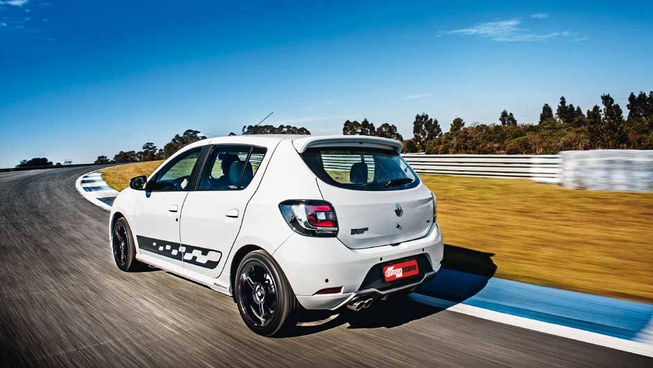 Escapamento tem ponteira dupla cromada | <a href="https://beta-develop.quatrorodas.abril.com.br/carros/impressoes/impressoes-ao-dirigir-sandero-r-s-903040.shtml" target="_blank" rel="migration">Leia mais</a> Escapamento tem ponteira dupla cromada | <a href="https://beta-develop.quatrorodas.abril.com.br/carros/impressoes/impressoes-ao-dirigir-sandero-r-s-903040.shtml" target="_blank" rel="migration">Leia mais</a>