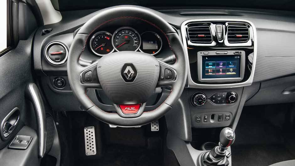 Interior tem detalhes vermelhos nas sa&iacute;das de ar-condicionado e no volante, que &eacute; menor no di&acirc;metro | <a href="https://beta-develop.quatrorodas.abril.com.br/carros/impressoes/impressoes-ao-dirigir-sandero-r-s-903040.shtml" target="_blank" rel="migration">Leia mais</a>