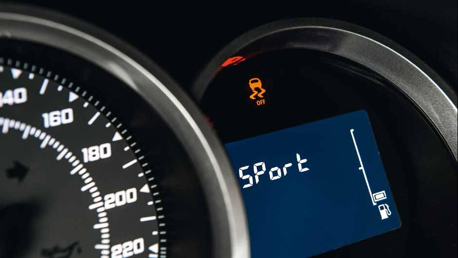 Controle de estabilidade (ESP) pode ser desligado ou usado no modo mais permissivo, o Sport | <a href="https://beta-develop.quatrorodas.abril.com.br/carros/impressoes/impressoes-ao-dirigir-sandero-r-s-903040.shtml" target="_blank" rel="migration">Leia mais</a>