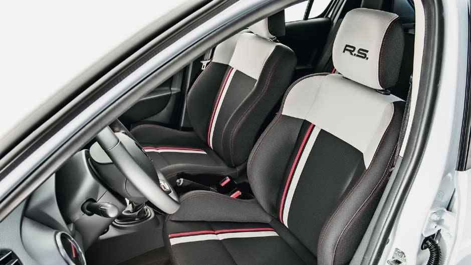 Bancos s&atilde;o envolventes e t&ecirc;m acabamento bicolor com direito a detalhes vermelhos | <a href="https://beta-develop.quatrorodas.abril.com.br/carros/impressoes/impressoes-ao-dirigir-sandero-r-s-903040.shtml" target="_blank" rel="migration">Leia mais</a>