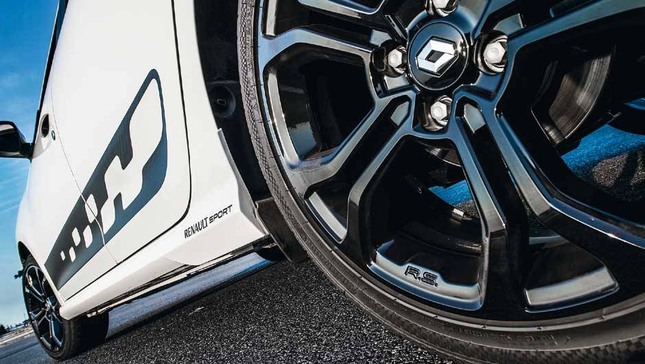 Rodas de 17 polegadas s&atilde;o oferecidas como opcionais | <a href="https://beta-develop.quatrorodas.abril.com.br/carros/impressoes/impressoes-ao-dirigir-sandero-r-s-903040.shtml" target="_blank" rel="migration">Leia mais</a>