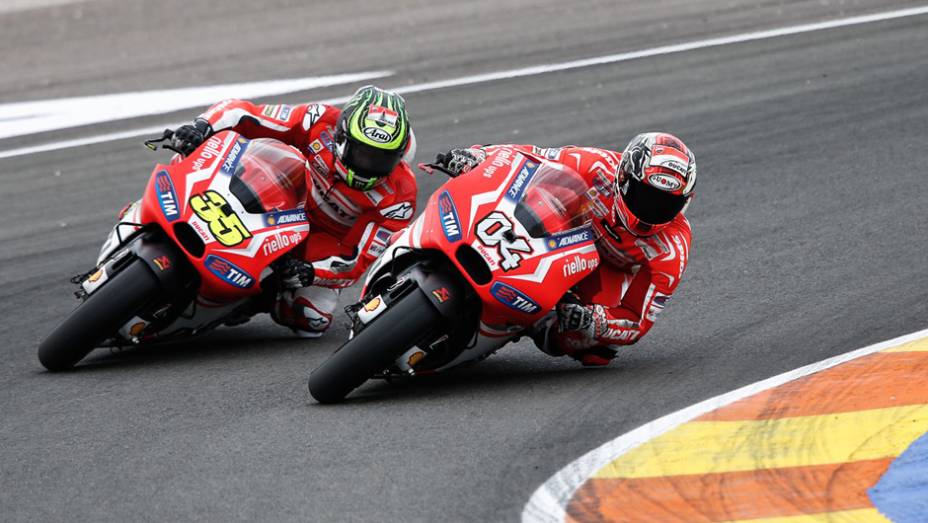 Andrea Dovizioso e seu companheiro de equipe Cal Crutchlow fizeram bela briga. | <a href="https://beta-develop.quatrorodas.abril.com.br/moto/noticias/motogp-marquez-vence-quebra-recorde-vitoria-temporada-811357.shtml" rel="migration">Leia mais</a>