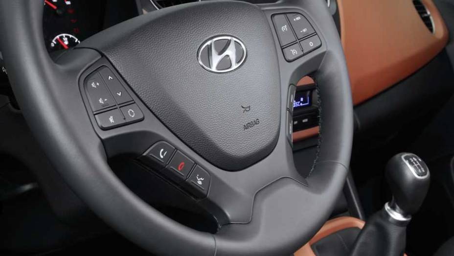 Volante multifuncional agrupa comandos de som, Bluetooth e piloto automático | <a href="https://beta-develop.quatrorodas.abril.com.br/saloes/frankfurt/2013/hyundai-i10-753181.shtml" rel="migration">Leia mais</a>