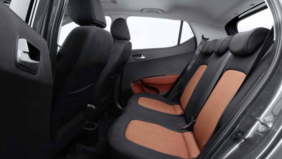 Espaço no banco traseiro é suficiente para apenas duas pessoas | <a href="https://beta-develop.quatrorodas.abril.com.br/saloes/frankfurt/2013/hyundai-i10-753181.shtml" rel="migration">Leia mais</a> Espaço no banco traseiro é suficiente para apenas duas pessoas | <a href="https://beta-develop.quatrorodas.abril.com.br/saloes/frankfurt/2013/hyundai-i10-753181.shtml" rel="migration">Leia mais</a>