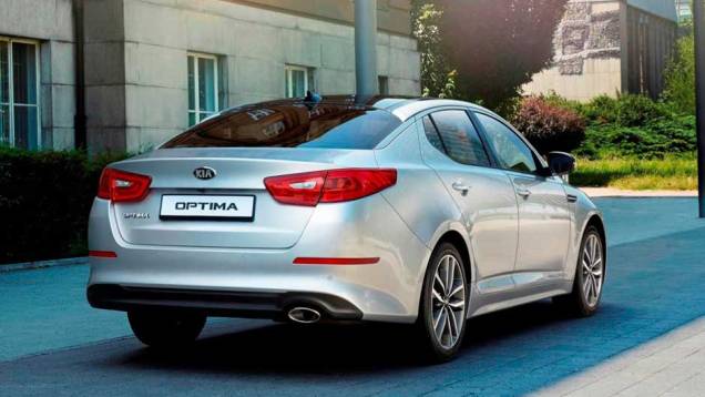 Atrás, novas lanternas e para-choque redesenhado | <a href="https://beta-develop.quatrorodas.abril.com.br/saloes/frankfurt/2013/kia-optima-europeu-753577.shtml" rel="migration">Leia mais</a> Atrás, novas lanternas e para-choque redesenhado | <a href="https://beta-develop.quatrorodas.abril.com.br/saloes/frankfurt/2013/kia-optima-europeu-753577.shtml" rel="migration">Leia mais</a>