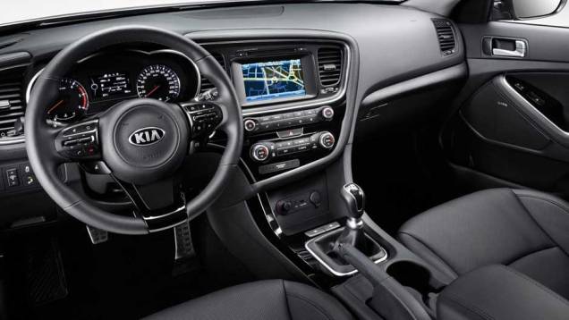 O interior tem novas opções de acabamento, volante esportivo e um novo modo de direção que pode privilegiar a economia de combustível | <a href="https://beta-develop.quatrorodas.abril.com.br/saloes/frankfurt/2013/kia-optima-europeu-753577.shtml" rel="migration">Leia mais</a> O interior tem novas opções de acabamento, volante esportivo e um novo modo de direção que pode privilegiar a economia de combustível | <a href="https://beta-develop.quatrorodas.abril.com.br/saloes/frankfurt/2013/kia-optima-europeu-753577.shtml" rel="migration">Leia mais</a>