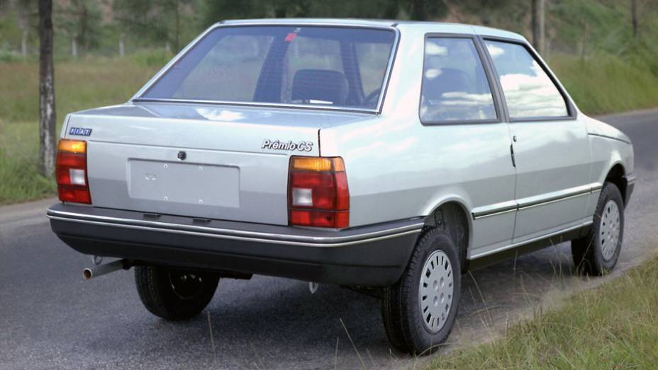 1985 - Primeira deriva&ccedil;&atilde;o de carroceria do Uno, o Pr&ecirc;mio &eacute; exclusividade nacional para aposentar o Oggi. Al&eacute;m do amplo porta-malas de 444 litros, o sed&atilde; de duas portas estreia o motor 1.5