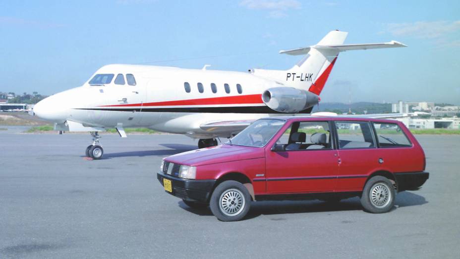 1986 - Inicialmente apenas na vers&atilde;o tr&ecirc;s portas, a perua Elba vem substituir a Panorama. Com tampa traseira que ergue a parte central do parachoque, leva at&eacute; 1749 litros de bagagem