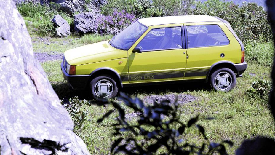1987 - Com faixas laterais e tampa do porta-malas negra com aerof&oacute;lio, o Uno 1.5R traz rodas de liga, amortecedores pressurizados e o motor do Pr&ecirc;mio de 71 cv trabalhado para render 85 cv