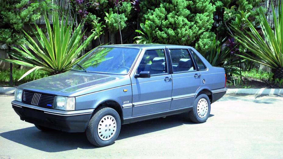 1987 - O Prêmio ganha versão CSL de quatro portas, base para a versão que seria exportada para a matriz italiana, rebatizada de Duna 1987 - O Prêmio ganha versão CSL de quatro portas, base para a versão que seria exportada para a matriz italiana, rebatizada de Duna