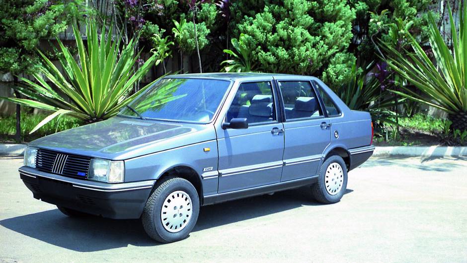 1987 - O Prêmio ganha versão CSL de quatro portas, base para a versão que seria exportada para a matriz italiana, rebatizada de Duna 1987 - O Prêmio ganha versão CSL de quatro portas, base para a versão que seria exportada para a matriz italiana, rebatizada de Duna