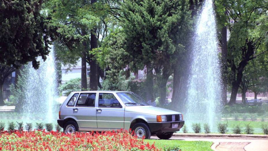 1992 - O Mille Electronic introduz ignição eletrônica mapeada, que ajuda na eficiência do motor, sem aumentar o consumo, e a versão de cinco portas do Uno 1992 - O Mille Electronic introduz ignição eletrônica mapeada, que ajuda na eficiência do motor, sem aumentar o consumo, e a versão de cinco portas do Uno