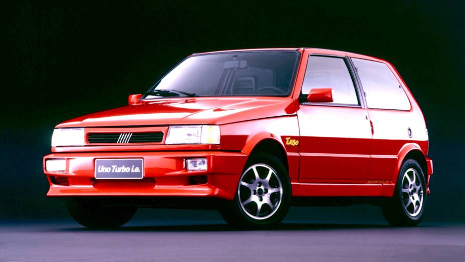 1994 - Equipado com o primeiro motor turbinado de série no Brasil (um 1.4 italiano de 116 cv), o Uno Turbo chega a 195 km/h.O Mille ELXtraz ar condicionado opcional, outro pioneirismo 1994 - Equipado com o primeiro motor turbinado de série no Brasil (um 1.4 italiano de 116 cv), o Uno Turbo chega a 195 km/h.O Mille ELXtraz ar condicionado opcional, outro pioneirismo
