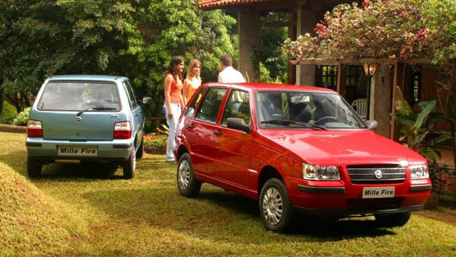 2004 - O novo Mille Fire - j&aacute; sem o nome Uno - traz nova frente e parachoques na cor do carro, em comemora&ccedil;&atilde;o aos 20 anos de lan&ccedil;amento do Uno. Muitos n&atilde;o gostam do resultado