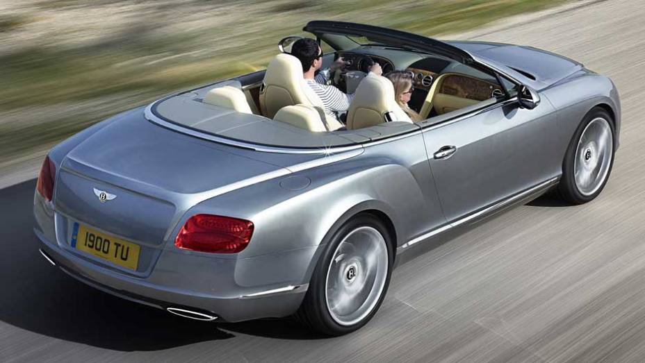 Conversível herdou traços do novo GT, versão cupê do Continental | <a href="https://beta-develop.quatrorodas.abril.com.br/carros/lancamentos/bentley-continental-gtc-637536.shtml" rel="migration">Leia mais</a> Conversível herdou traços do novo GT, versão cupê do Continental | <a href="https://beta-develop.quatrorodas.abril.com.br/carros/lancamentos/bentley-continental-gtc-637536.shtml" rel="migration">Leia mais</a>