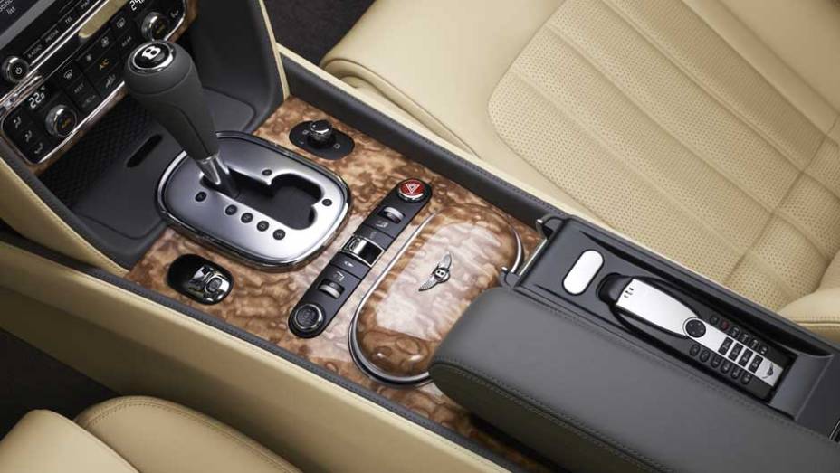 Transmissão é automática sequencial de seis velocidades | <a href="https://beta-develop.quatrorodas.abril.com.br/carros/lancamentos/bentley-continental-gtc-637536.shtml" rel="migration">Leia mais</a> Transmissão é automática sequencial de seis velocidades | <a href="https://beta-develop.quatrorodas.abril.com.br/carros/lancamentos/bentley-continental-gtc-637536.shtml" rel="migration">Leia mais</a>