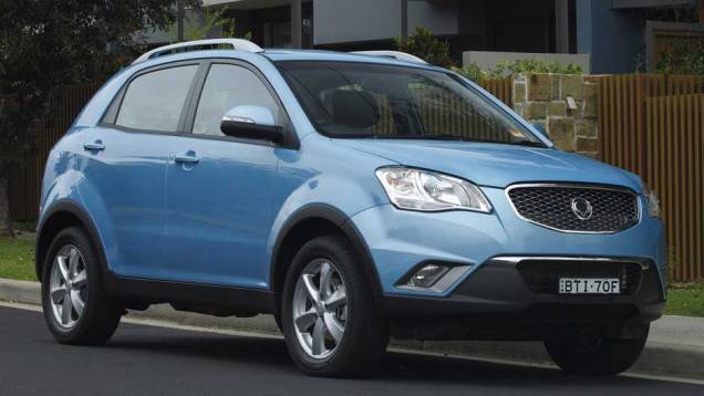 A linha do capô é alta, a grade do radiador tem seis pontos e os faróis são angulares | <a href="https://beta-develop.quatrorodas.abril.com.br/carros/lancamentos/ssangyong-korando-637990.shtml" rel="migration">Leia mais</a> A linha do capô é alta, a grade do radiador tem seis pontos e os faróis são angulares | <a href="https://beta-develop.quatrorodas.abril.com.br/carros/lancamentos/ssangyong-korando-637990.shtml" rel="migration">Leia mais</a>