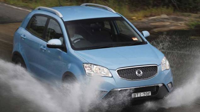 Os espelhos retrovisores contam com luzes indicativas em LED | <a href="https://beta-develop.quatrorodas.abril.com.br/carros/lancamentos/ssangyong-korando-637990.shtml" rel="migration">Leia mais</a> Os espelhos retrovisores contam com luzes indicativas em LED | <a href="https://beta-develop.quatrorodas.abril.com.br/carros/lancamentos/ssangyong-korando-637990.shtml" rel="migration">Leia mais</a>