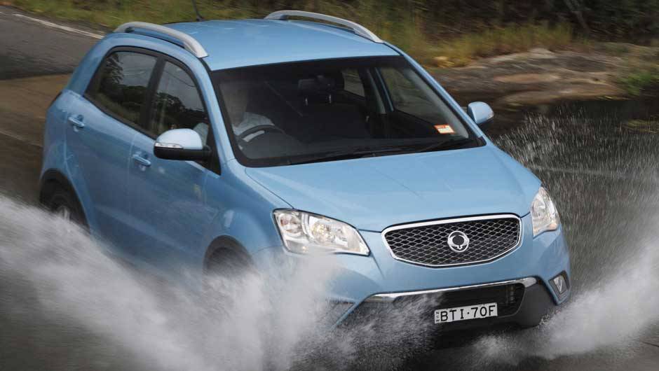 Os espelhos retrovisores contam com luzes indicativas em LED | <a href="https://beta-develop.quatrorodas.abril.com.br/carros/lancamentos/ssangyong-korando-637990.shtml" rel="migration">Leia mais</a> Os espelhos retrovisores contam com luzes indicativas em LED | <a href="https://beta-develop.quatrorodas.abril.com.br/carros/lancamentos/ssangyong-korando-637990.shtml" rel="migration">Leia mais</a>