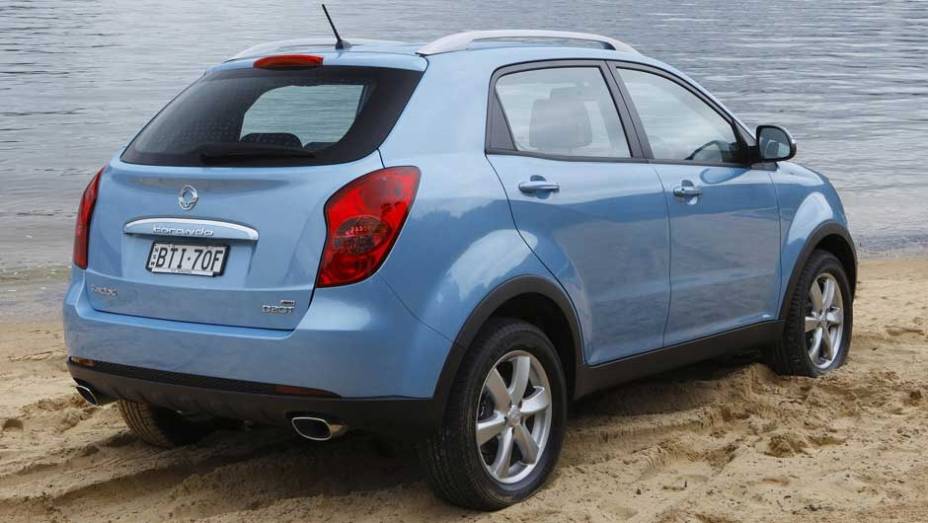 As lanternas possuem lentes embutidas | <a href="https://beta-develop.quatrorodas.abril.com.br/carros/lancamentos/ssangyong-korando-637990.shtml" rel="migration">Leia mais</a>