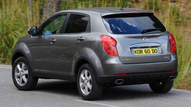 Sistema de escape tem ponteira dupla | <a href="https://beta-develop.quatrorodas.abril.com.br/carros/lancamentos/ssangyong-korando-637990.shtml" rel="migration">Leia mais</a> Sistema de escape tem ponteira dupla | <a href="https://beta-develop.quatrorodas.abril.com.br/carros/lancamentos/ssangyong-korando-637990.shtml" rel="migration">Leia mais</a>