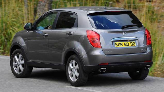 Sistema de escape tem ponteira dupla | <a href="https://beta-develop.quatrorodas.abril.com.br/carros/lancamentos/ssangyong-korando-637990.shtml" rel="migration">Leia mais</a> Sistema de escape tem ponteira dupla | <a href="https://beta-develop.quatrorodas.abril.com.br/carros/lancamentos/ssangyong-korando-637990.shtml" rel="migration">Leia mais</a>
