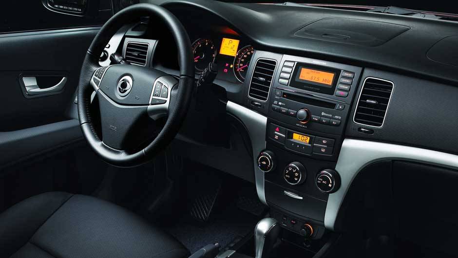 Korando vem de série com computador de bordo, kit multimídia, direção elétrica, piloto automático, entre outros | <a href="https://beta-develop.quatrorodas.abril.com.br/carros/lancamentos/ssangyong-korando-637990.shtml" rel="migration">Leia mais</a> Korando vem de série com computador de bordo, kit multimídia, direção elétrica, piloto automático, entre outros | <a href="https://beta-develop.quatrorodas.abril.com.br/carros/lancamentos/ssangyong-korando-637990.shtml" rel="migration">Leia mais</a>