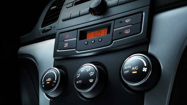 Ar-condicionado é automático | <a href="https://beta-develop.quatrorodas.abril.com.br/carros/lancamentos/ssangyong-korando-637990.shtml" rel="migration">Leia mais</a> Ar-condicionado é automático | <a href="https://beta-develop.quatrorodas.abril.com.br/carros/lancamentos/ssangyong-korando-637990.shtml" rel="migration">Leia mais</a>