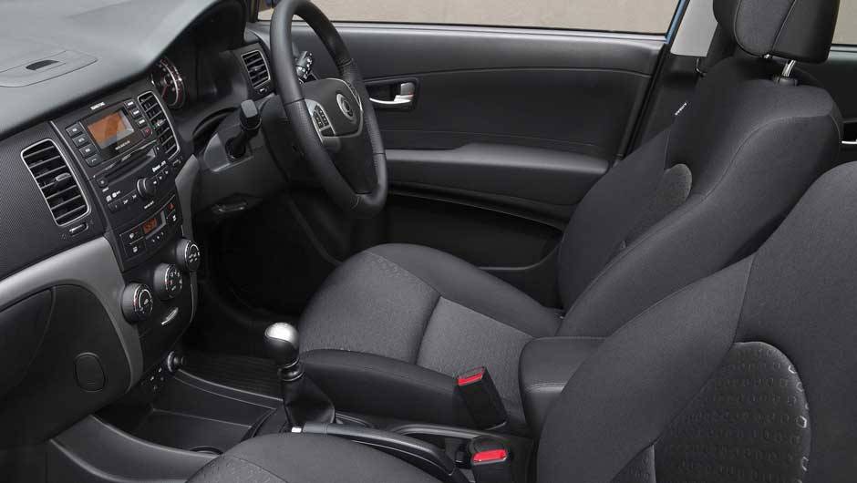 No Brasil, o SUV custa a partir de R$ 89.900 reais | <a href="https://beta-develop.quatrorodas.abril.com.br/carros/lancamentos/ssangyong-korando-637990.shtml" rel="migration">Leia mais</a> No Brasil, o SUV custa a partir de R$ 89.900 reais | <a href="https://beta-develop.quatrorodas.abril.com.br/carros/lancamentos/ssangyong-korando-637990.shtml" rel="migration">Leia mais</a>