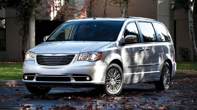 Ela é equipada com o motor Pentastar 3.6 V6 de 24 válvulas | <a href="https://beta-develop.quatrorodas.abril.com.br/carros/lancamentos/chrysler-town-country-638453.shtml" rel="migration">Leia mais</a> Ela é equipada com o motor Pentastar 3.6 V6 de 24 válvulas | <a href="https://beta-develop.quatrorodas.abril.com.br/carros/lancamentos/chrysler-town-country-638453.shtml" rel="migration">Leia mais</a>