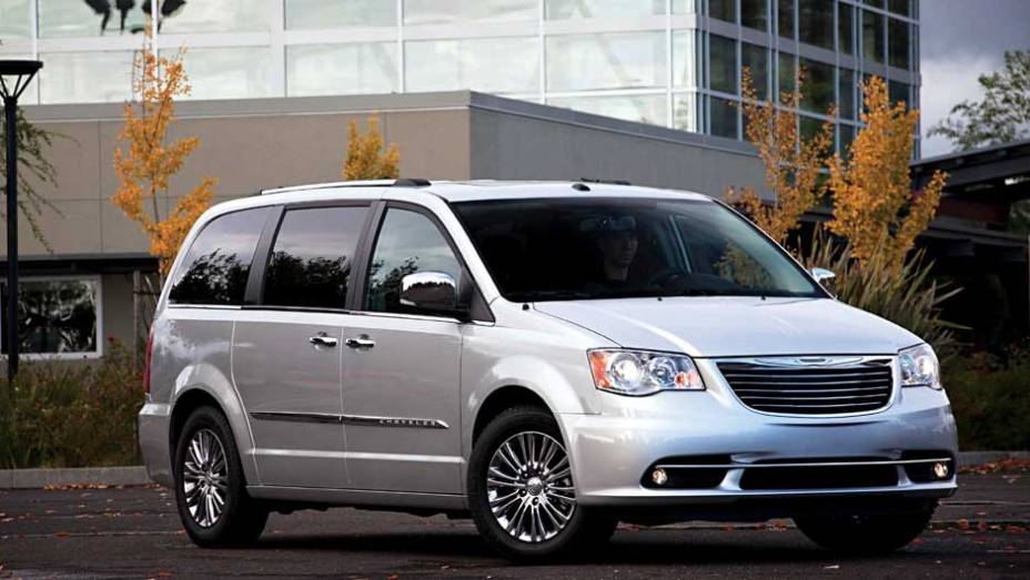 O motor entrega 283 cv de potência a 6.400 rpm | <a href="https://beta-develop.quatrorodas.abril.com.br/carros/lancamentos/chrysler-town-country-638453.shtml" rel="migration">Leia mais</a>