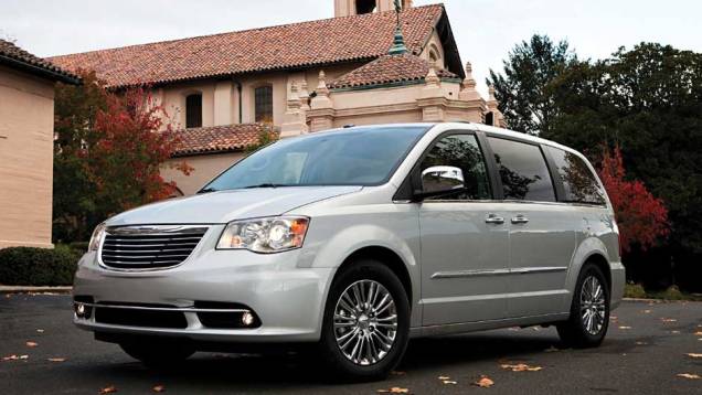 A Town & Country está disponível em oito opções de cores | <a href="https://beta-develop.quatrorodas.abril.com.br/carros/lancamentos/chrysler-town-country-638453.shtml" rel="migration">Leia mais</a> A Town & Country está disponível em oito opções de cores | <a href="https://beta-develop.quatrorodas.abril.com.br/carros/lancamentos/chrysler-town-country-638453.shtml" rel="migration">Leia mais</a>