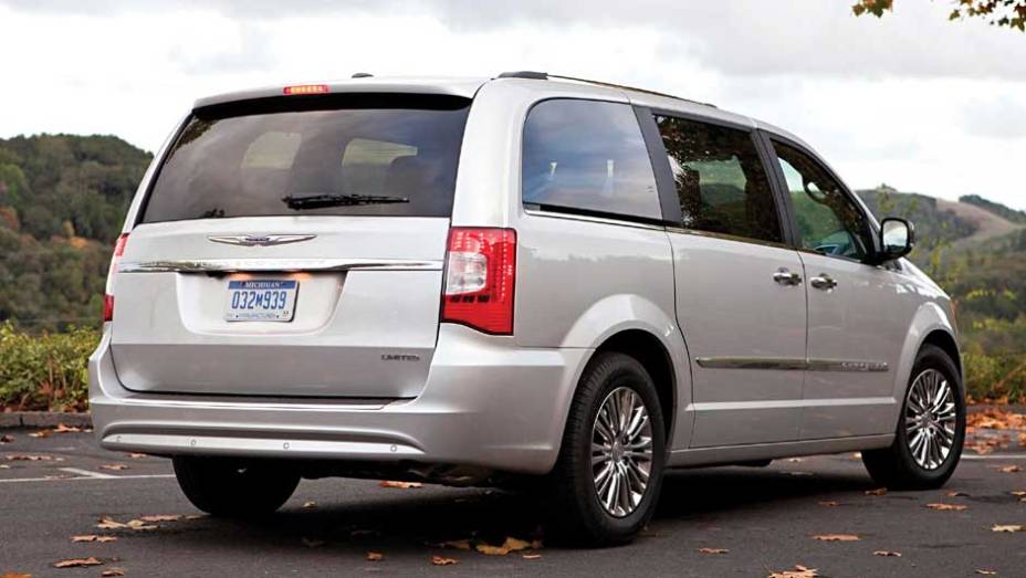 A minivan tem 1,72 metro de altura e 1,99 metro de largura | <a href="https://beta-develop.quatrorodas.abril.com.br/carros/lancamentos/chrysler-town-country-638453.shtml" rel="migration">Leia mais</a>