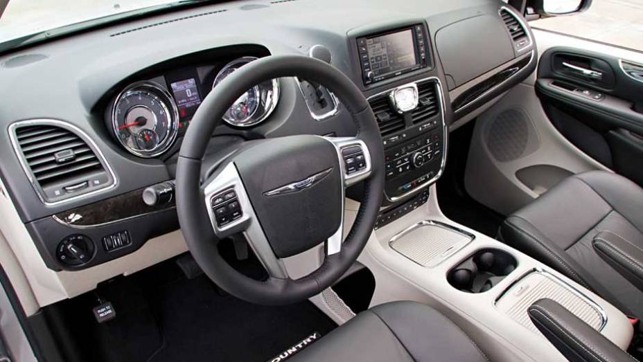 A transmissão é automática de seis velocidades eoferece a possibilidade de trocas de marcha sequenciais | <a href="https://beta-develop.quatrorodas.abril.com.br/carros/lancamentos/chrysler-town-country-638453.shtml" rel="migration">Leia mais</a>