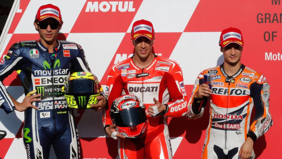 Andrea Dovizioso, Valentino Rossi e Dani Pedrosa, largam na primeira fila do GP de Motegi. | <a href="https://beta-develop.quatrorodas.abril.com.br/moto/noticias/motogp-dovizioso-conquista-pole-japao-805545.shtml" rel="migration">Leia mais</a>