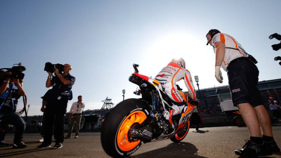 Mesmo caindo, Pedrosa terminou em terceiro. | <a href="https://beta-develop.quatrorodas.abril.com.br/moto/noticias/motogp-dovizioso-conquista-pole-japao-805545.shtml" rel="migration">Leia mais</a>