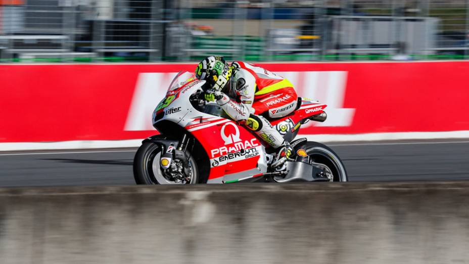 Iannone, da Ducati, completa a segunda fila. | <a href="https://beta-develop.quatrorodas.abril.com.br/moto/noticias/motogp-dovizioso-conquista-pole-japao-805545.shtml" rel="migration">Leia mais</a>