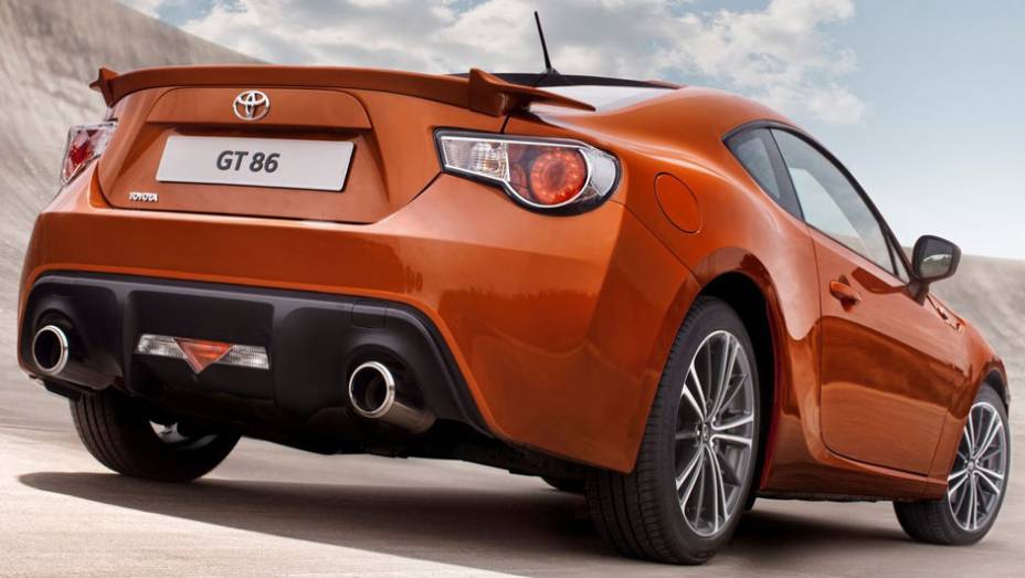 Duas saídas de escape e lanternas translúcidas: o GT 86 é um legítimo esportivo japonês | <a href="https://beta-develop.quatrorodas.abril.com.br/noticias/toyota-mostra-detalhes-gt-86-308379_p.shtml" rel="migration">Leia mais</a>